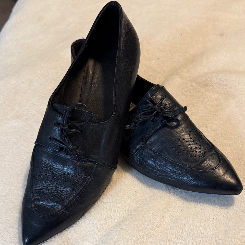 Elegant Black Women's Lace-Up Shoes black leather pointed-toe Oxford or derby